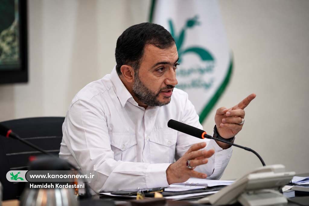 حامد علامتی، مدیرعامل کانون در دومین نشست مدیران ارشد کانون با موضوع بررسی پروژهها و برنامههای پیشرو سینمای کودک و نوجوان باید با زندگی نسل امروز پیوند عمیقتری برقرار کند