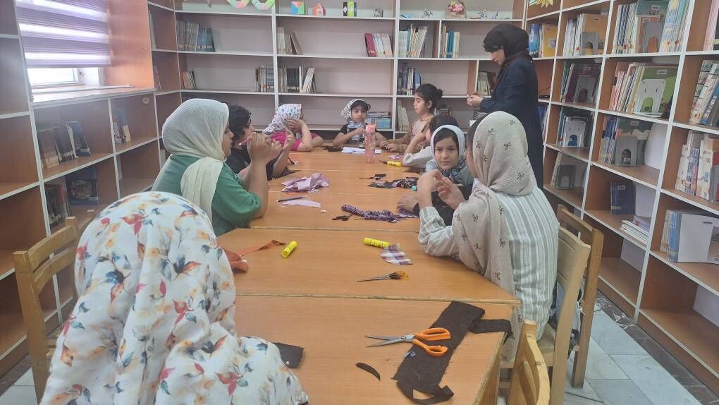 کارگاه خلاقانه عروسک‌سازی با مواد طبیعی و دورریختنی در مرکز شماره دو دامغان