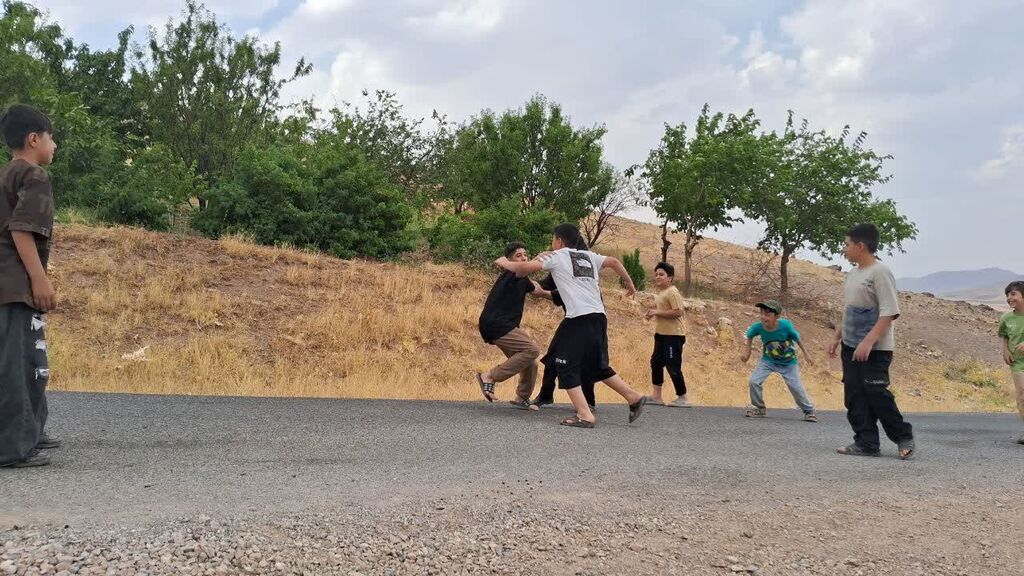 اعضای کانون کنگاور با بازی‌های محلی در روستای داربسر آشنا شدند