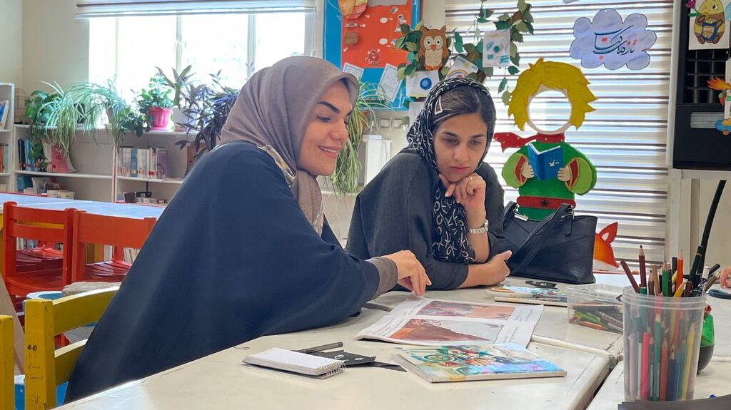 خوانش و گفت‌وگو درباره کتاب «خفاش دیوانه» و «خانواده آقای چرخشی» در باشگاه مادران کتابخوان دماوند