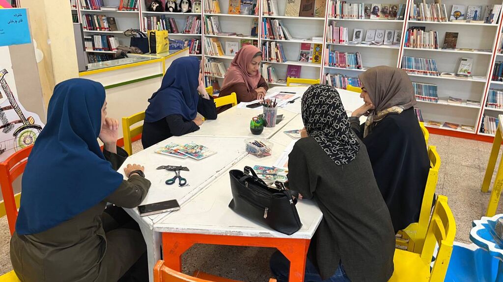خوانش و گفت‌وگو درباره کتاب «خفاش دیوانه» و «خانواده آقای چرخشی» در باشگاه مادران کتابخوان دماوند