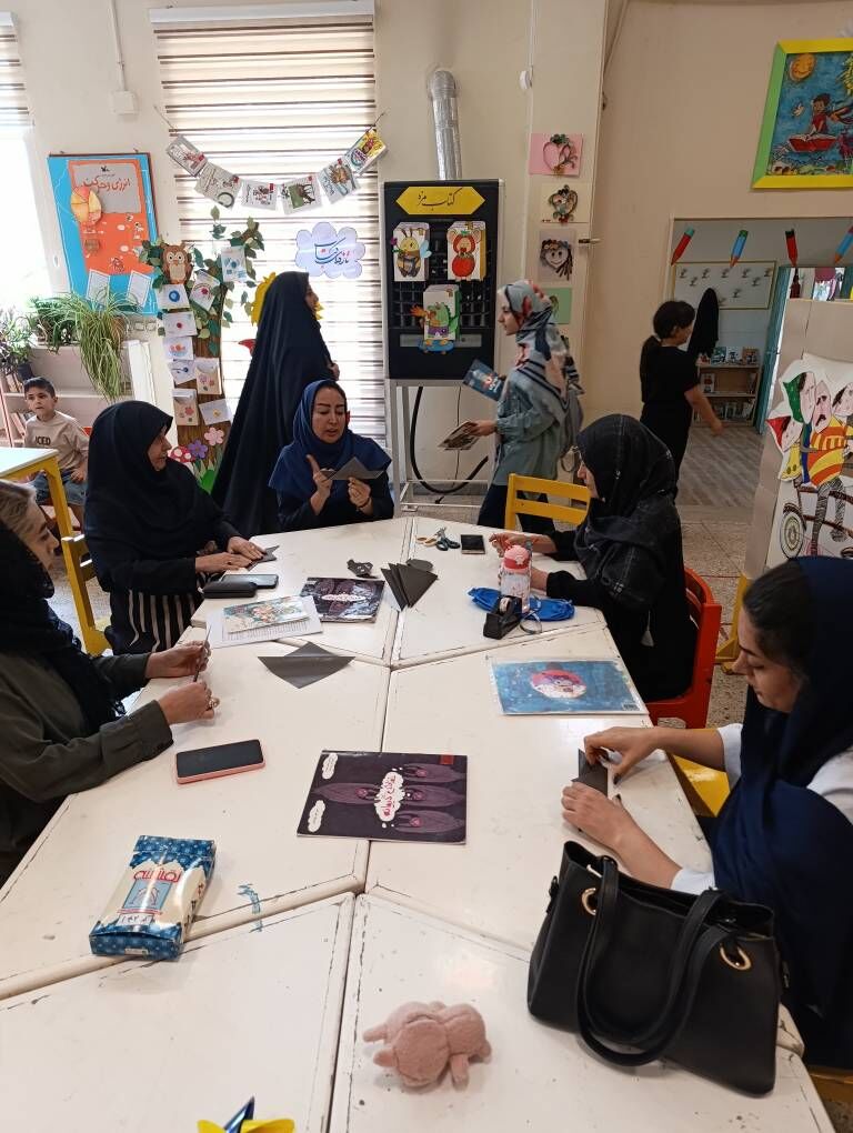 خوانش و گفتوگو درباره کتاب «خفاش دیوانه» و «خانواده آقای چرخشی» در باشگاه مادران کتابخوان دماوند