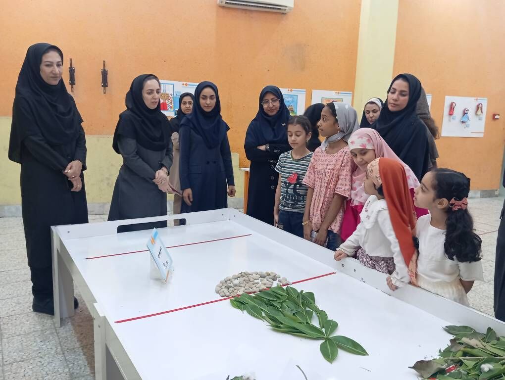 آثار خلاقیت کودکان و نوجوانان اعضا کانون هرمزگان در ویترین «ماهی پرنده»