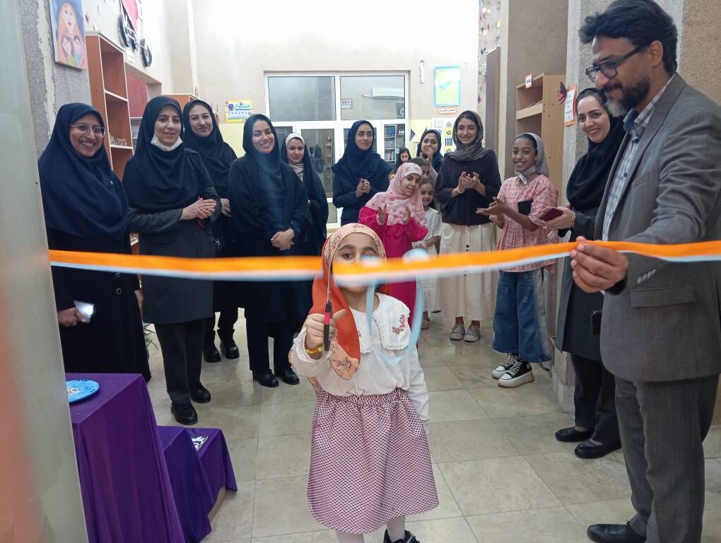 آثار خلاقیت کودکان و نوجوانان اعضا کانون هرمزگان در ویترین «ماهی پرنده»