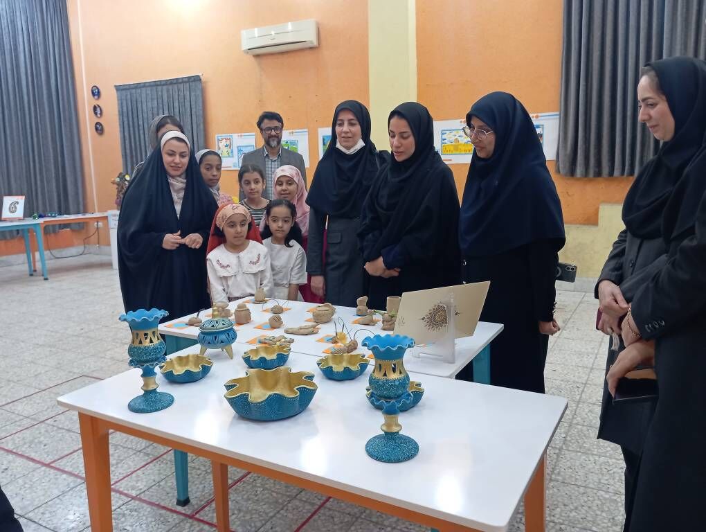 آثار خلاقیت کودکان و نوجوانان اعضا کانون هرمزگان در ویترین «ماهی پرنده»