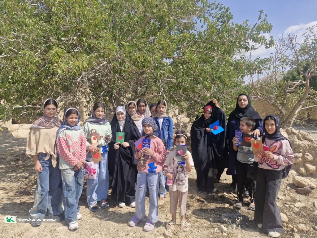 رد پای لبخند و کتاب بر چهره کودکان گورچان با حضور مرکز سیار روستایی کانون استان مرکزی