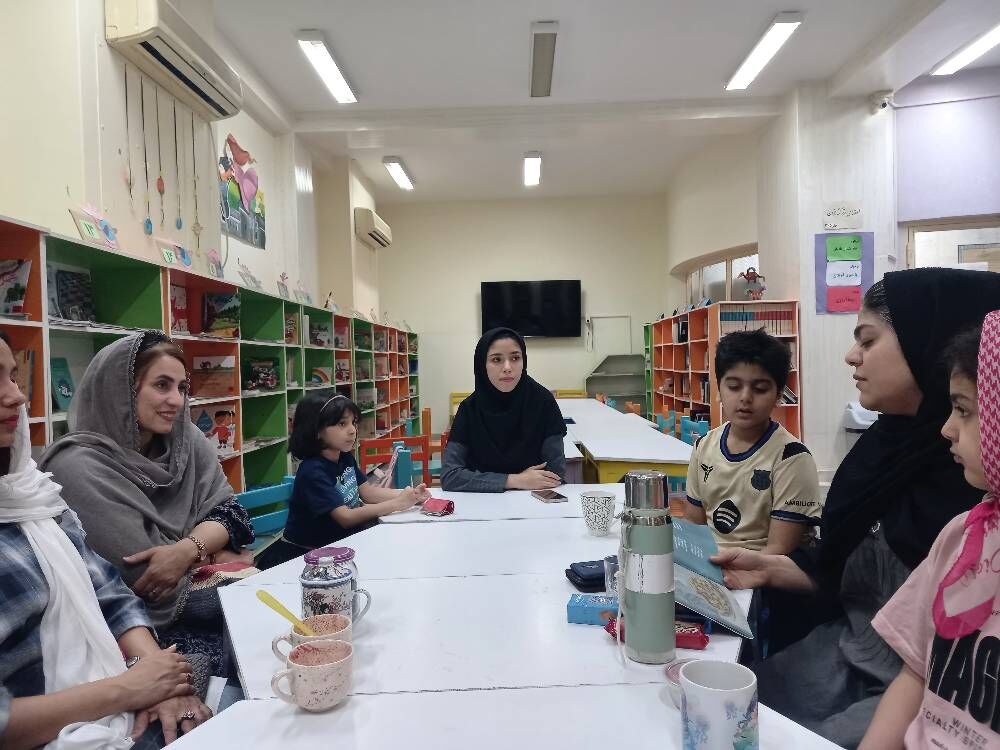 از شناخت گیاهان دارویی تا یک آزمایش علمی؛ گزارش نشست کتاب‌خوانی «دم‌نوش مهربان» در مرکز مجتمع آفرینش