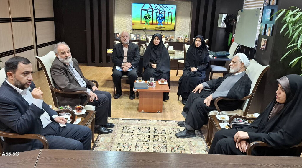 دیدار مدیرعامل کانون و نمایندگان مجلس شورای اسلامی مدیرعامل کانون و نمایندگان مجلس بر همافزایی برای حل مسائل فرهنگی تأکید کردند