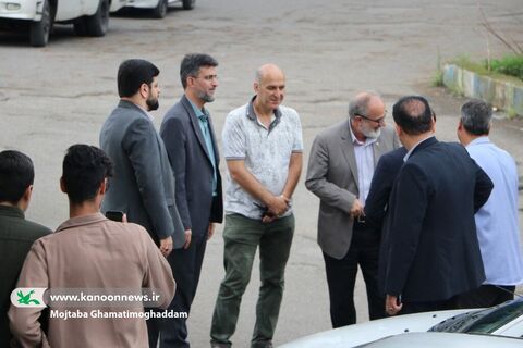هنرنمایی هنرمندان تماشاخانه سیار کانون در شهرستان‌های شفت و صومعه‌سرا
