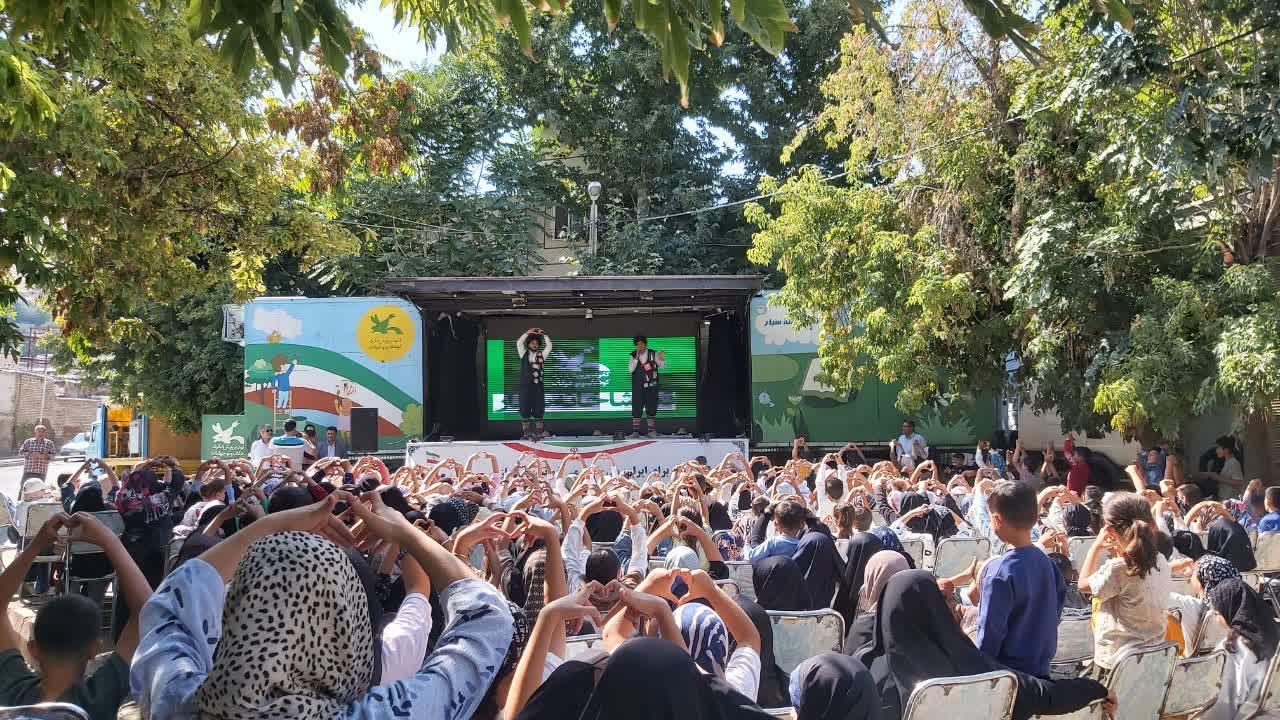 میزبانی کودکان آذربایجان غربی  از تماشاخانه سیار کانون