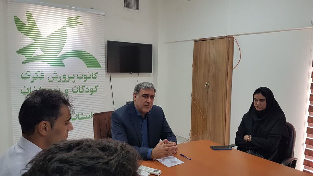 نشست صمیمی معاون اداری و مالی کانون کرمانشاه با نیروهای خدمات برگزار شد