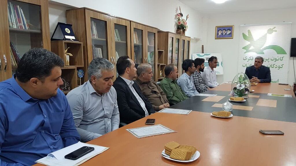 نشست صمیمی معاون اداری و مالی کانون کرمانشاه با نیروهای خدمات برگزار شد