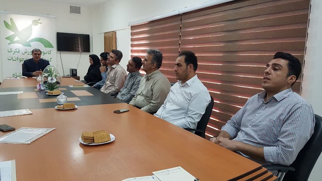 نشست صمیمی معاون اداری و مالی کانون کرمانشاه با نیروهای خدمات برگزار شد