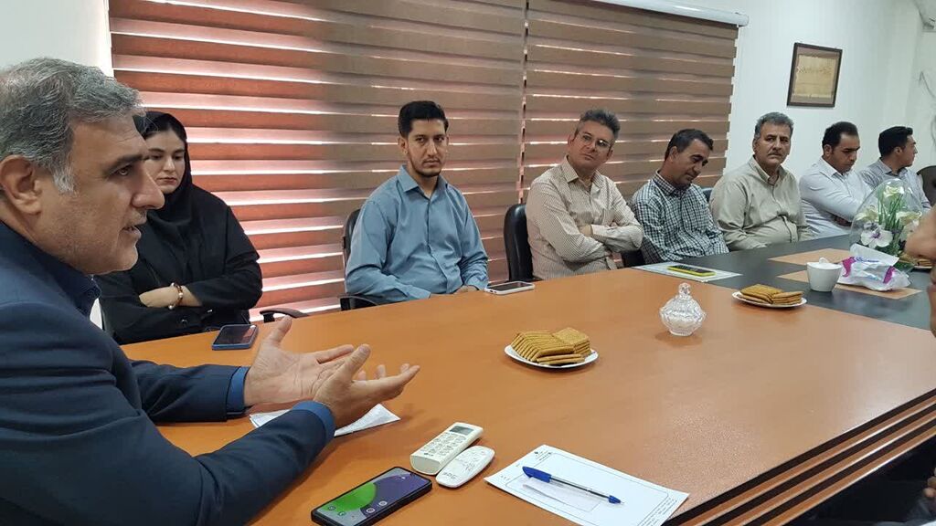نشست صمیمی معاون اداری و مالی کانون کرمانشاه با نیروهای خدمات برگزار شد