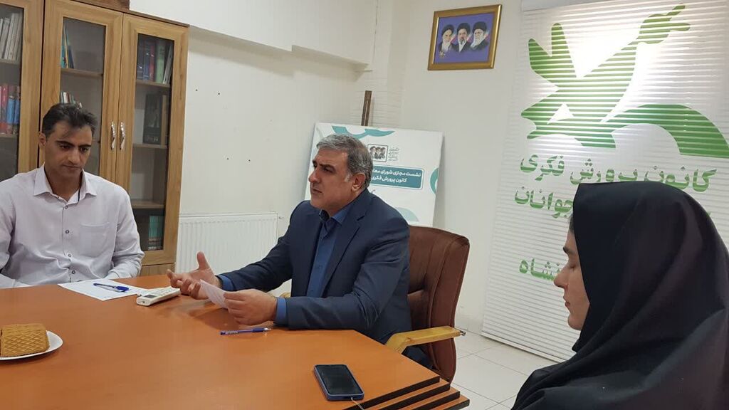 نشست صمیمی معاون اداری و مالی کانون کرمانشاه با نیروهای خدمات برگزار شد