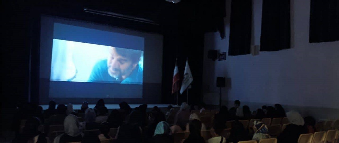 «زیبا صدایم کن» روی پرده کانون شهرضا رفت