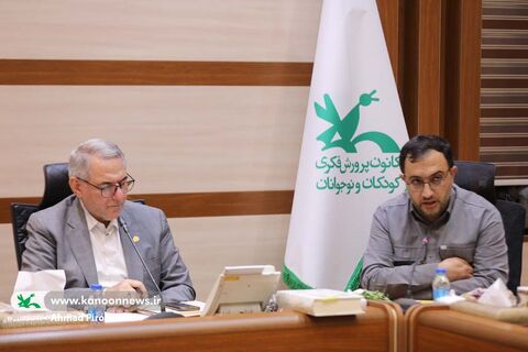 حامد علامتی، مدیرعامل کانون و محمود امانی طهرانی، دبیر کل شورای عالی آموزش و پرورش  در نخستین نشست شورای ملی سیاست‌گذاری علم و فناوری کودک و نوجوان