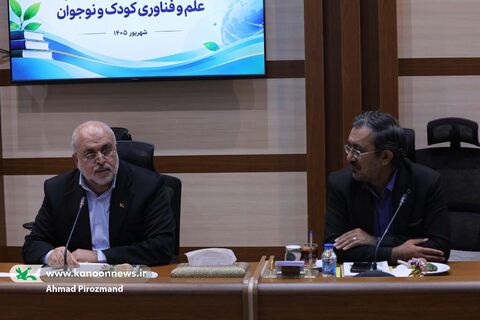 فرهاد فلاح، معاون فرهنگی کانون  در نخستین نشست شورای ملی سیاست‌گذاری علم و فناوری کودک و نوجوان