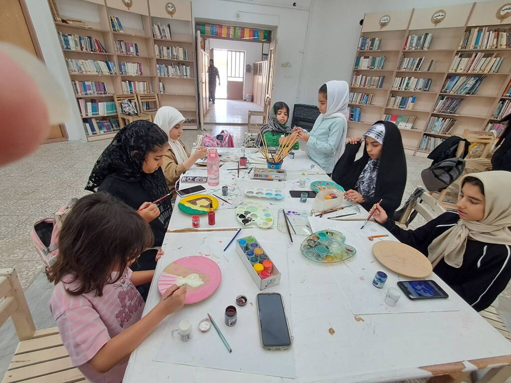 روایت پشتکار اعضای کانون بیارجمند با نقشهای رنگین بر دلِ سفال و بوم