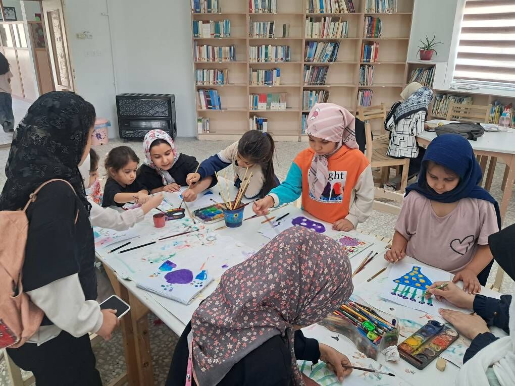 سمنان1405 روایت پشتکار اعضای کانون بیارجمند با نقشهای رنگین بر دلِ سفال و بوم