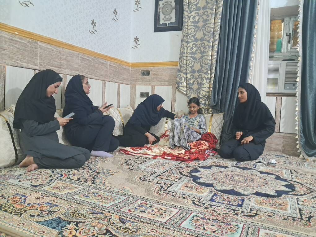 مدیرکل کانون هرمزگان با کودکان مجروح و خانواده‌های شهدای حمله آمریکا به بندر کوهستک دیدار کرد