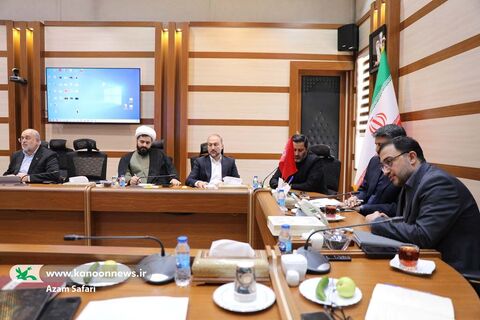نشست مدیرعامل و مسئولان کانون با مسئولان دفتر دفتر حفظ و نشر آثار رهبر شهید
