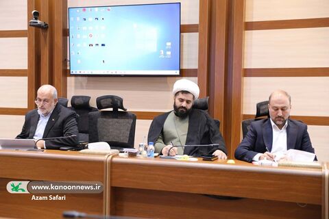 نشست مدیرعامل و مسئولان کانون با مسئولان دفتر دفتر حفظ و نشر آثار رهبر شهید
