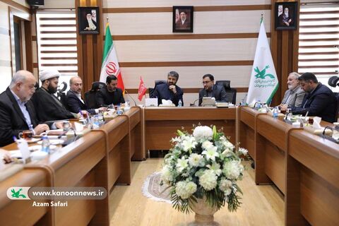 نشست مدیرعامل و مسئولان کانون با مسئولان دفتر دفتر حفظ و نشر آثار رهبر شهید