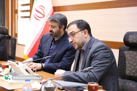 حامد علامتی، مدیرعامل کانون  و ایمان محمدیان،  معائون فرهنگی دفتر نشر آثار رهبر شهید در نشست مدیرعامل و مسئولان کانون با مسئولان دفتر  حفظ و نشر آثار رهبر شهید