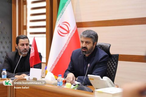 ایمان محمدیان،  معاون فرهنگی دفتر نشر آثار رهبر شهید در نشست مدیرعامل و مسئولان کانون با مسئولان دفتر  حفظ و نشر آثار رهبر شهید