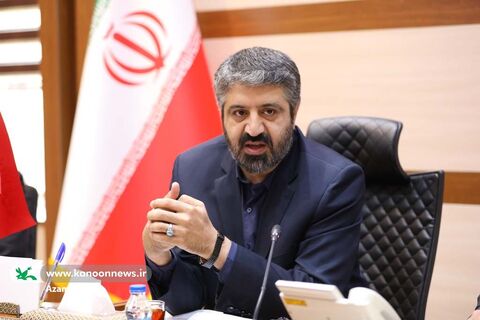 ایمان محمدیان،  معاون فرهنگی دفتر نشر آثار رهبر شهید در نشست مدیرعامل و مسئولان کانون با مسئولان دفتر  حفظ و نشر آثار رهبر شهید