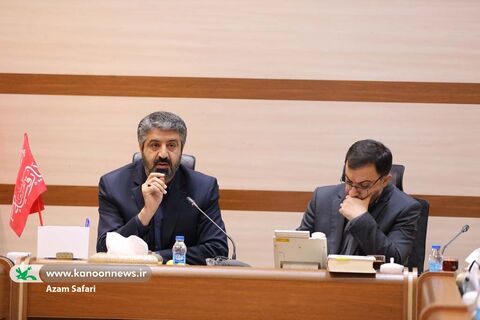 ایمان محمدیان،  معاون فرهنگی دفتر نشر آثار رهبر شهید در نشست مدیرعامل و مسئولان کانون با مسئولان دفتر  حفظ و نشر آثار رهبر شهید