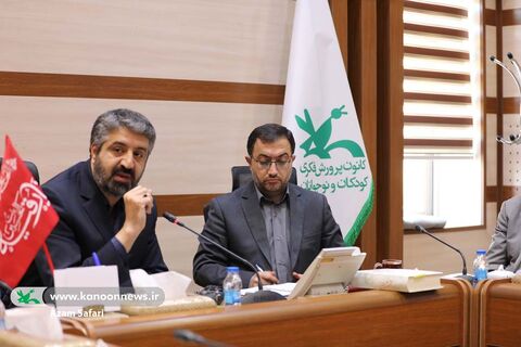 ایمان محمدیان،  معاون فرهنگی دفتر نشر آثار رهبر شهید در نشست مدیرعامل و مسئولان کانون با مسئولان دفتر  حفظ و نشر آثار رهبر شهید
