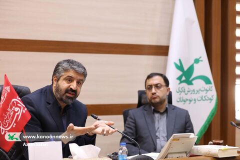 ایمان محمدیان،  معاون فرهنگی دفتر نشر آثار رهبر شهید در نشست مدیرعامل و مسئولان کانون با مسئولان دفتر  حفظ و نشر آثار رهبر شهید