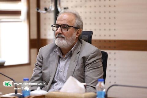 محمدرضا کریمی صارمی، معاون تولید کانون  در نشست مدیرعامل و مسئولان کانون با مسئولان دفتر  حفظ و نشر آثار رهبر شهید