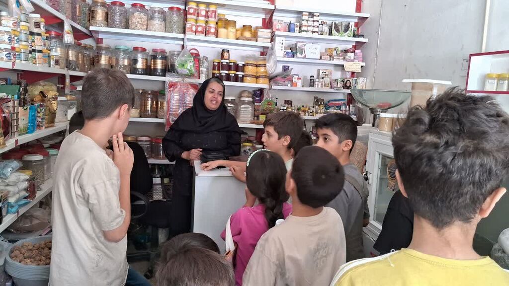 اعضای پسر کانون کنگاور از داروخانه گیاهان دارویی بازدید کردند