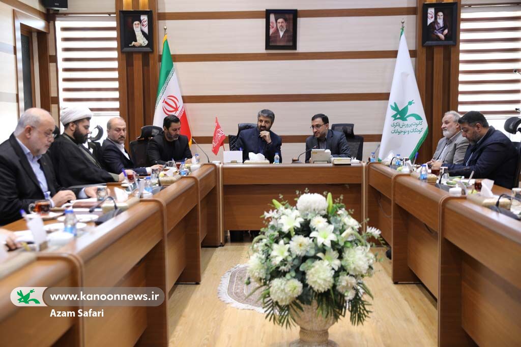 نشست مدیرعامل و مسئولان کانون با مسئولان دفتر دفتر حفظ و نشر آثار رهبر شهید تأکید بر جریانسازی فرهنگی، تولید آثار ماندگار و نقشآفرینی نوجوانان در روایتگری