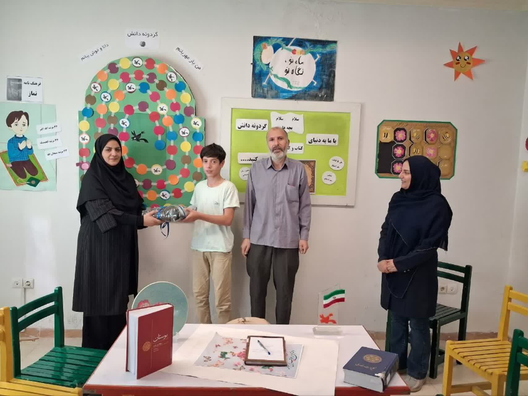جوایز برگزیدگان «محفل ستاره‌ها» در استان آذربایجان‌غربی به دست صاحبانشان رسید