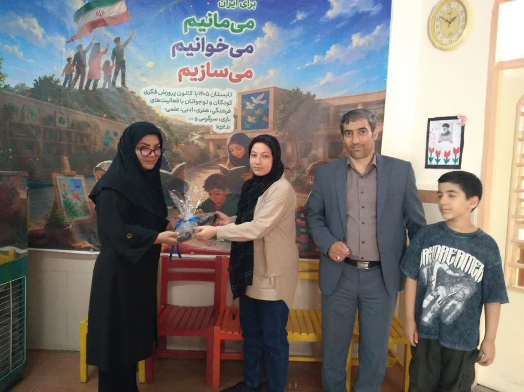 جوایز برگزیدگان «محفل ستارهها» در استان آذربایجانغربی به دست صاحبانشان رسید