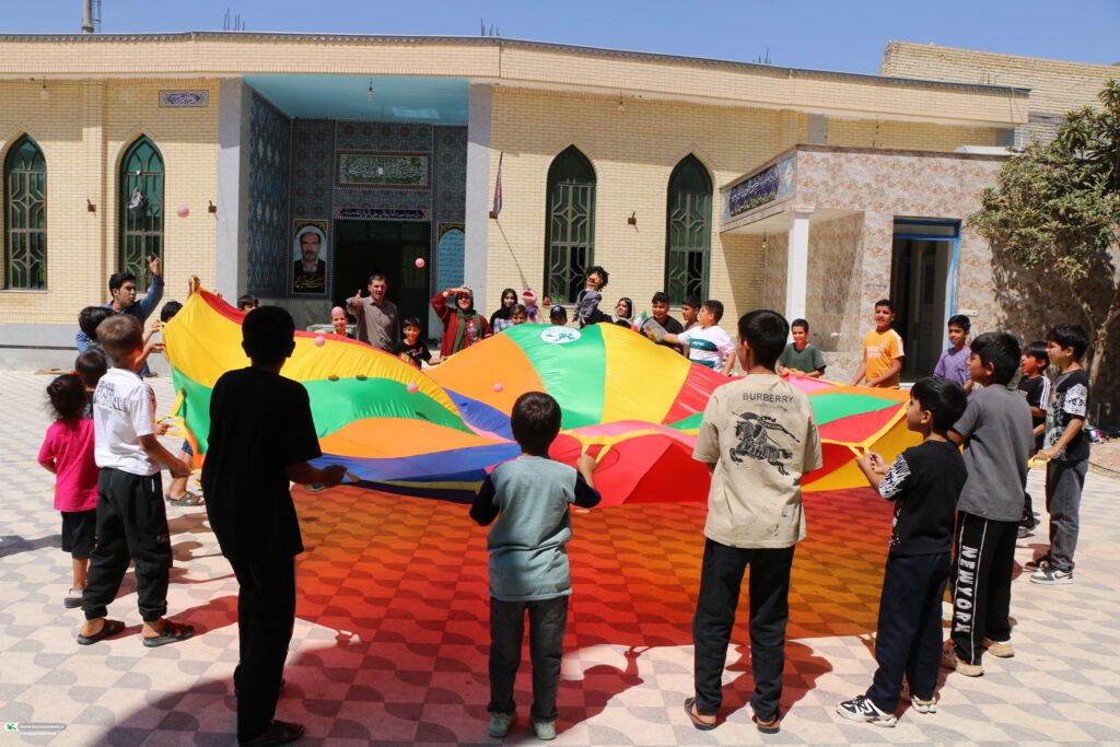هدیه اردوی  جهادی کانون فارس به بچه‌ها