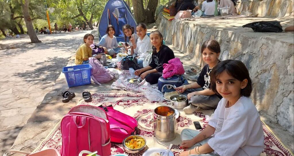 اعضای دختر کانون جوانرود در اردوی تفریحی‌تربیتی سراب دربند صحنه حضور یافتند