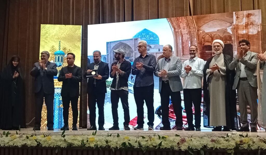 بازدید مدیرکل کانون البرز از نمایشگاه آثار برگزیده جشنواره بینالمللی عکس رضوی بازدید مدیرکل کانون البرز از نمایشگاه آثار برگزیده جشنواره بینالمللی عکس رضوی