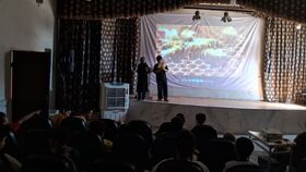 بررسی زندگی زنبور عسل در کانون کنگاور انجام شد
