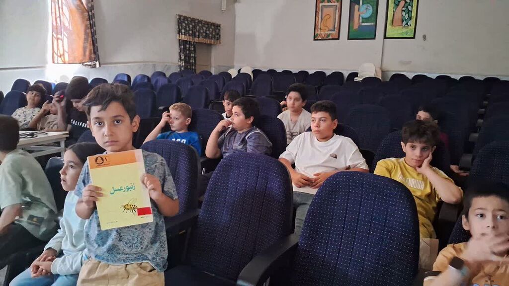 بررسی زندگی زنبور عسل در کانون کنگاور انجام شد