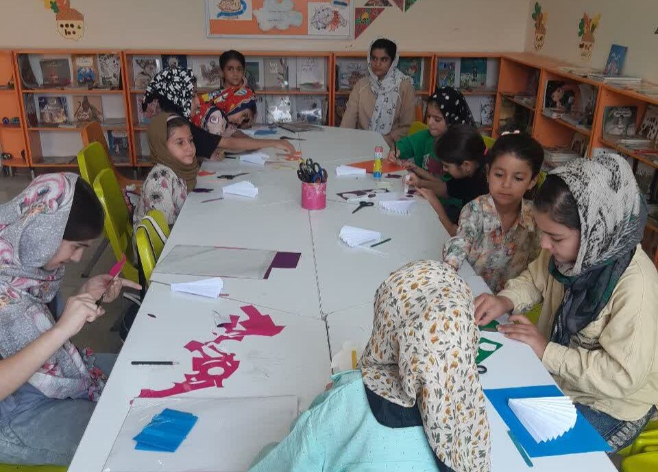 اعضای کانون بیستون با کاردستی، ابزار بازیهای خلاق خود را میسازند