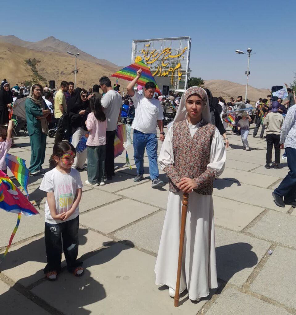 برگزاری جشنواره پرواز بادبادکها به یاد ۱۶۸ دانشآموز شهید میناب در بام همدان