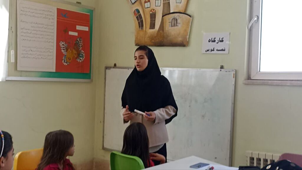 عضو قصه‌گوی کانون، کارگاه قصه‌گویی را در مرکز شماره ۱ اسلام‌آباد غرب برگزار کرد