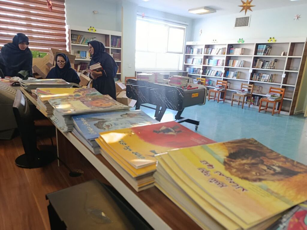تقویت عدالت فرهنگی با ارسال ۴ هزار جلد کتاب به مراکز ثابت، سیار و پستی