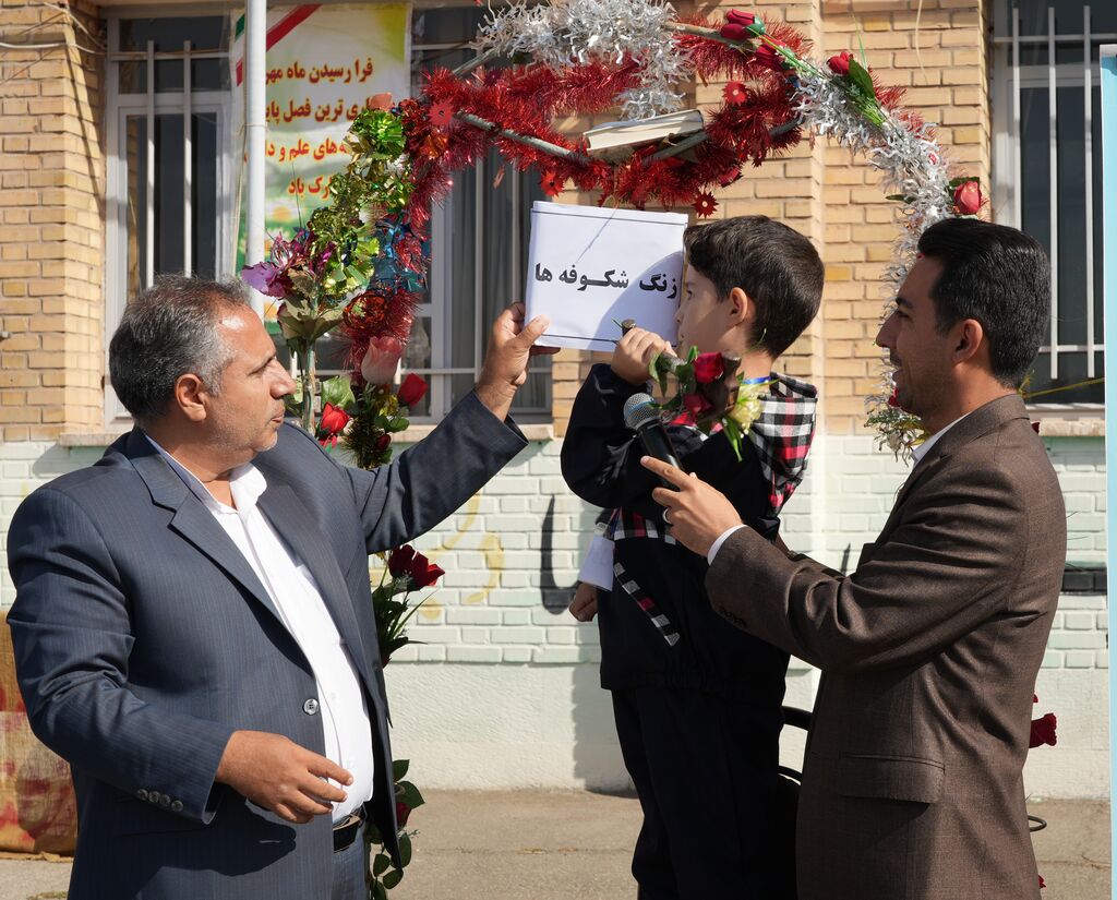 حضور تماشاخانه سیار کانون در جشن استقبال از مدرسه در منطقه کم‌برخوردار تبریز