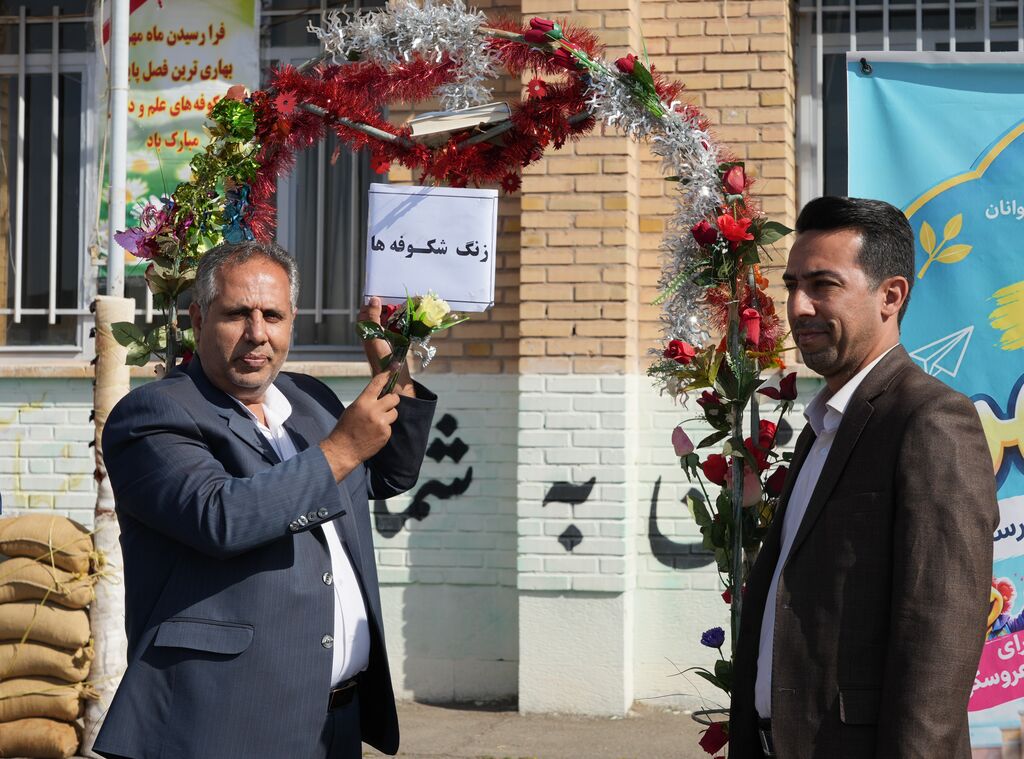 حضور تماشاخانه سیار کانون در جشن استقبال از مدرسه در منطقه کم‌برخوردار تبریز